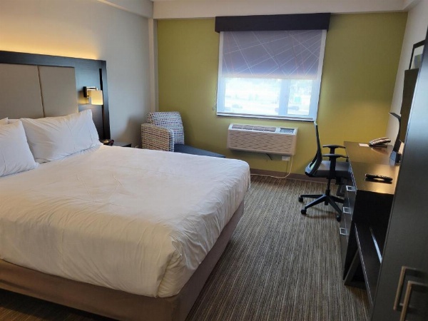 Holiday Inn Express Maspeth Hotel image 22