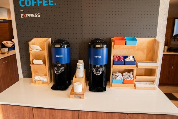 Holiday Inn Express Maspeth Hotel image 8